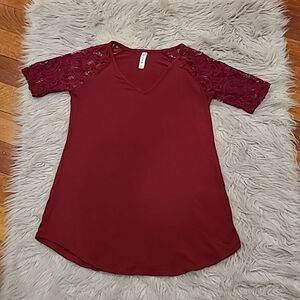 Zenana signature maroon flowy lace sleeve soft tshirt size small‎
